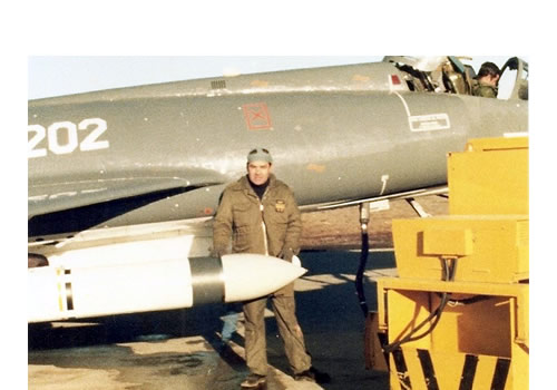 Uno de los técnicos de la Base de Río Grande junto al misil Exocet mientras el piloto Francisco pone en marcha el Super Étendard el día de la misión: 30 de mayo de 1982